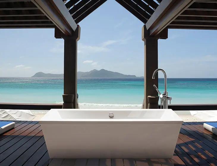white bathtub
