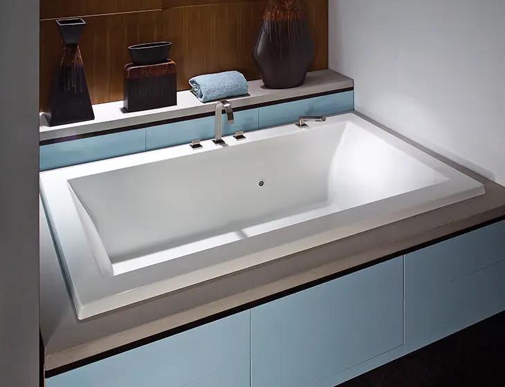 white bathtub
