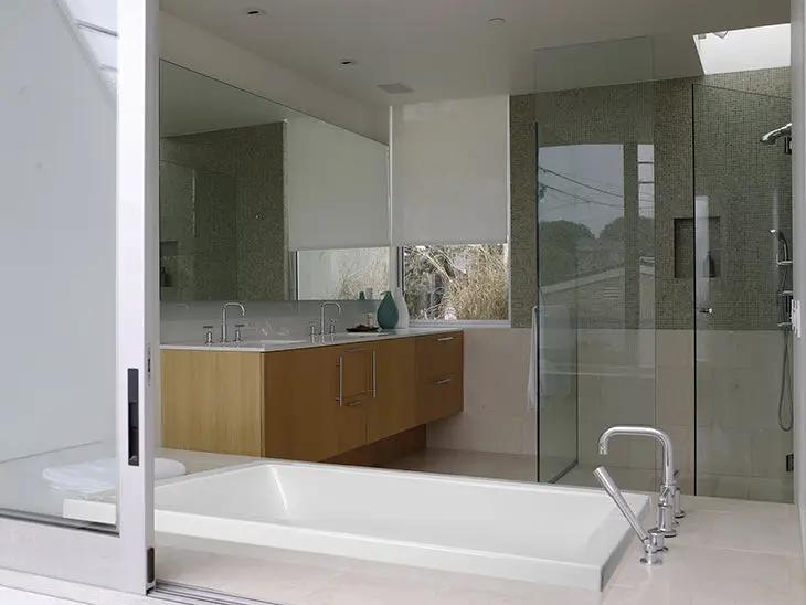 white bathtub