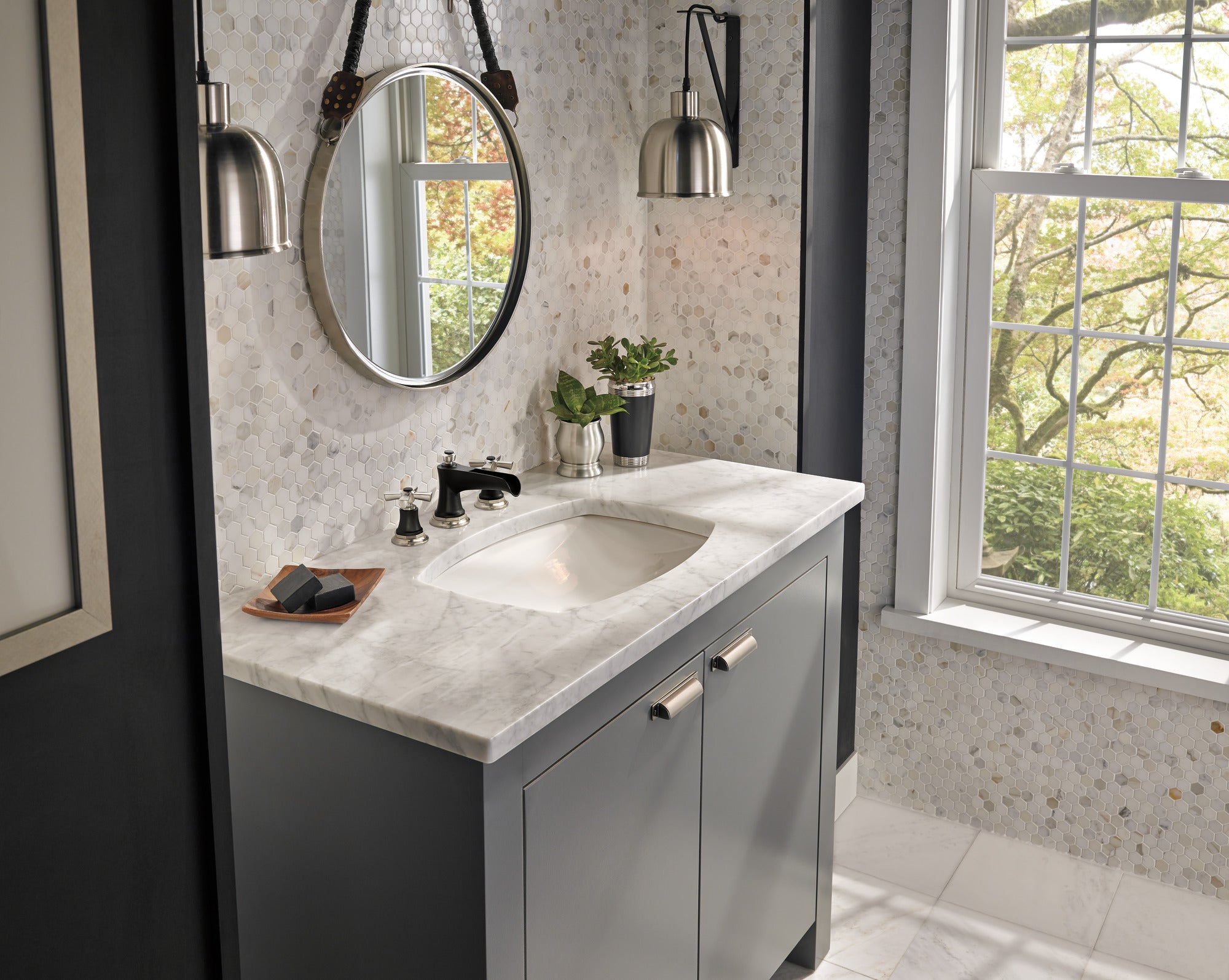 luxe nickel /matte black lavatory faucet