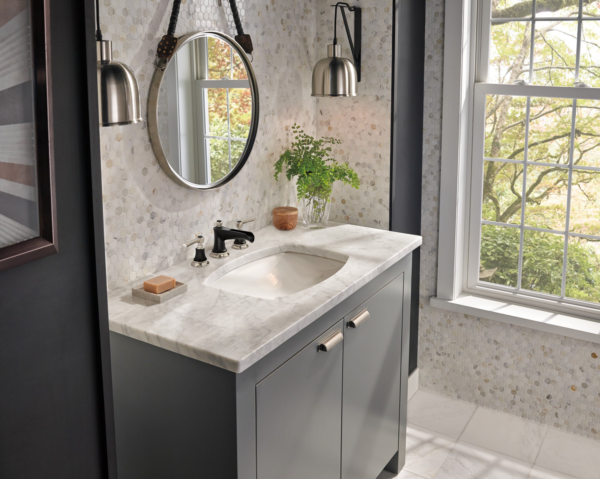 luxe nickel /matte black lavatory faucet