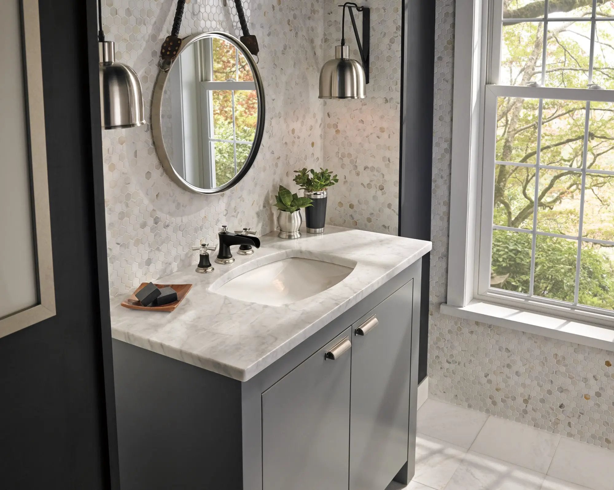 luxe nickel /matte black lavatory faucet