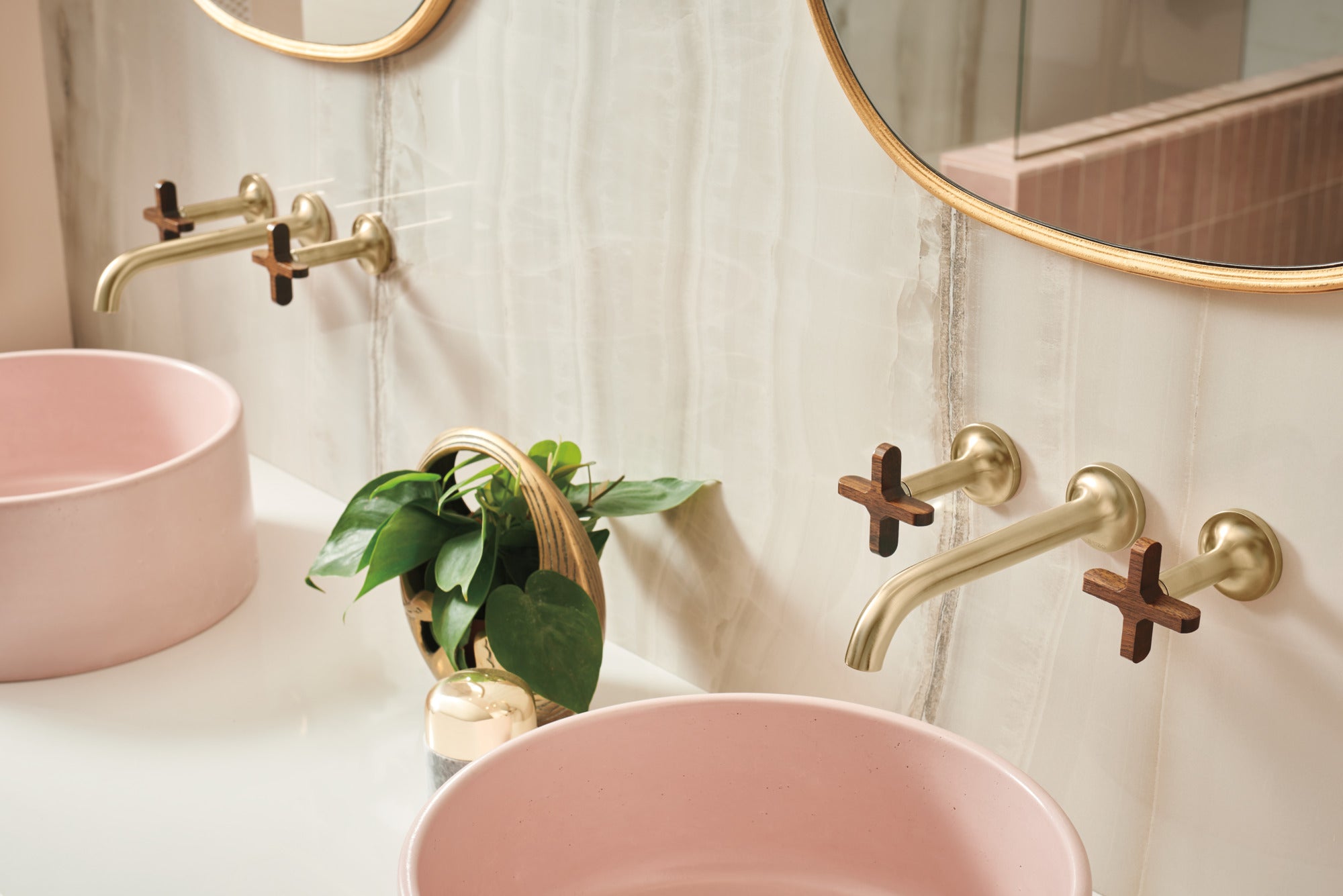 luxe gold lavatory faucet