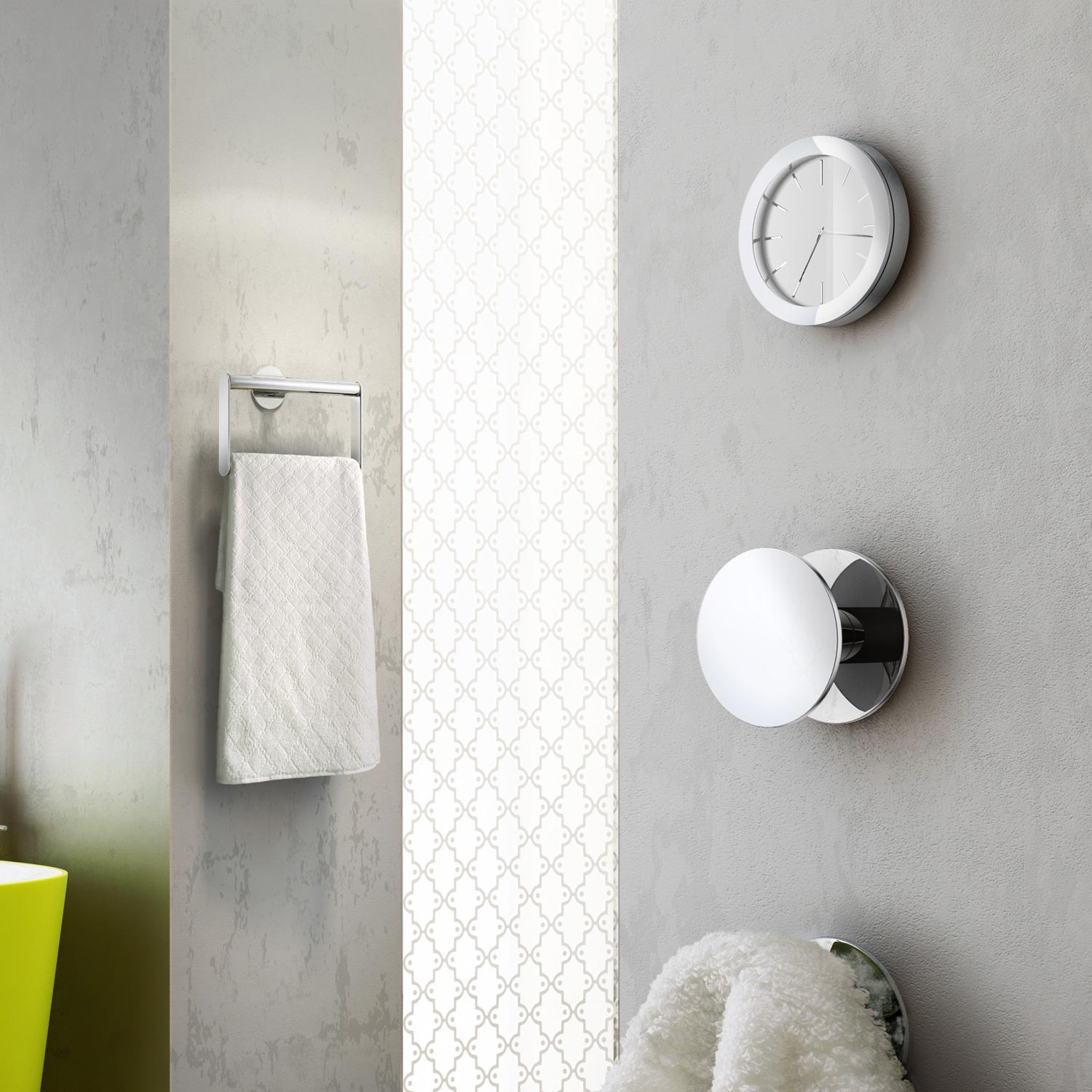 polished chrome/black clock